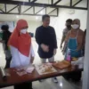 PASAR MURAH: Anggota Komisi VII DPR RI dari Fraksi PKS, Diah Nurwitasari saat menghadiri kegiatan pasar murah. EKO SETONO/PASUNDAN EKSPRES