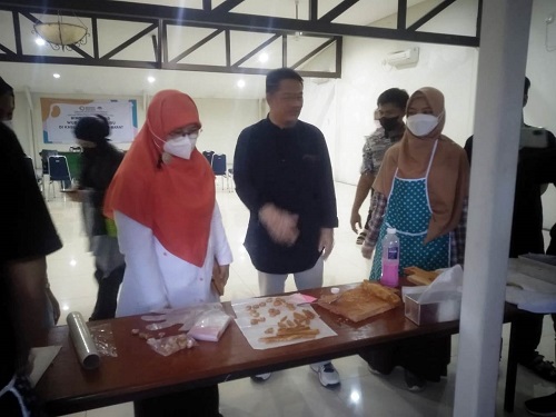 PASAR MURAH: Anggota Komisi VII DPR RI dari Fraksi PKS, Diah Nurwitasari saat menghadiri kegiatan pasar murah. EKO SETONO/PASUNDAN EKSPRES