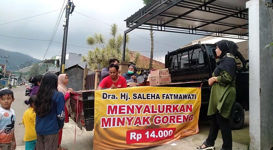 DISTRIBUSI: Penyaluran minyak goreng dengan harga Rp14.000 per liter di Kampung Cibeureum Desa Wangunharja Lembang. EKO SETIONO/PASUNDAN EKSPRES