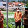 MENINJAU: Wakil Presiden RI Ma'aruf Amin saat melakukan peninjauan ke Balai Pelatihan Vokasi dan Produktivitas Kementerian Ketenagakerjaan di Cikole Lembang, Rabu (23/3). EKO SETIONO/PASUNDAN EKSPRES