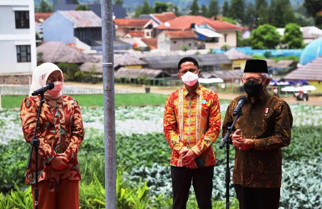 MENINJAU: Wakil Presiden RI Ma'aruf Amin saat melakukan peninjauan ke Balai Pelatihan Vokasi dan Produktivitas Kementerian Ketenagakerjaan di Cikole Lembang, Rabu (23/3). EKO SETIONO/PASUNDAN EKSPRES