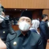 DIWAWANCARAI: Plt Walikota Bandung, Yana Mulyana saat diwawancarai awak media terkait jabatan Wakil Wali Kota Bandung. JABAR EKSPRES