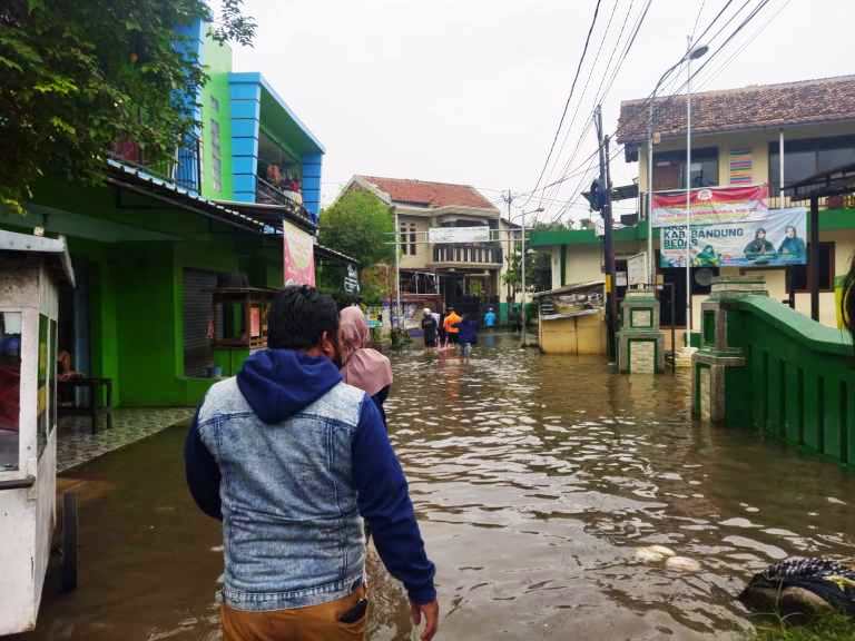 BANJIR: Situasi banjir di Dayeuhkolot, Kelurahan Dayeuhkolot, Kecamatan Dayeuhkolot, Kabupaten Bandung. Danau buatan diharapkan bakal mengurangi banjir yang kerap terjadi saat musim hujan. JABAR EKSPRES