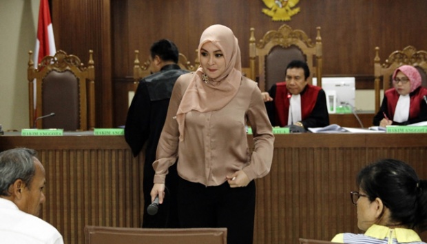 Menangis Haru, Angelina Sondakh Meminta Maaf Kepada Ayahnya karena Telah Berhijab