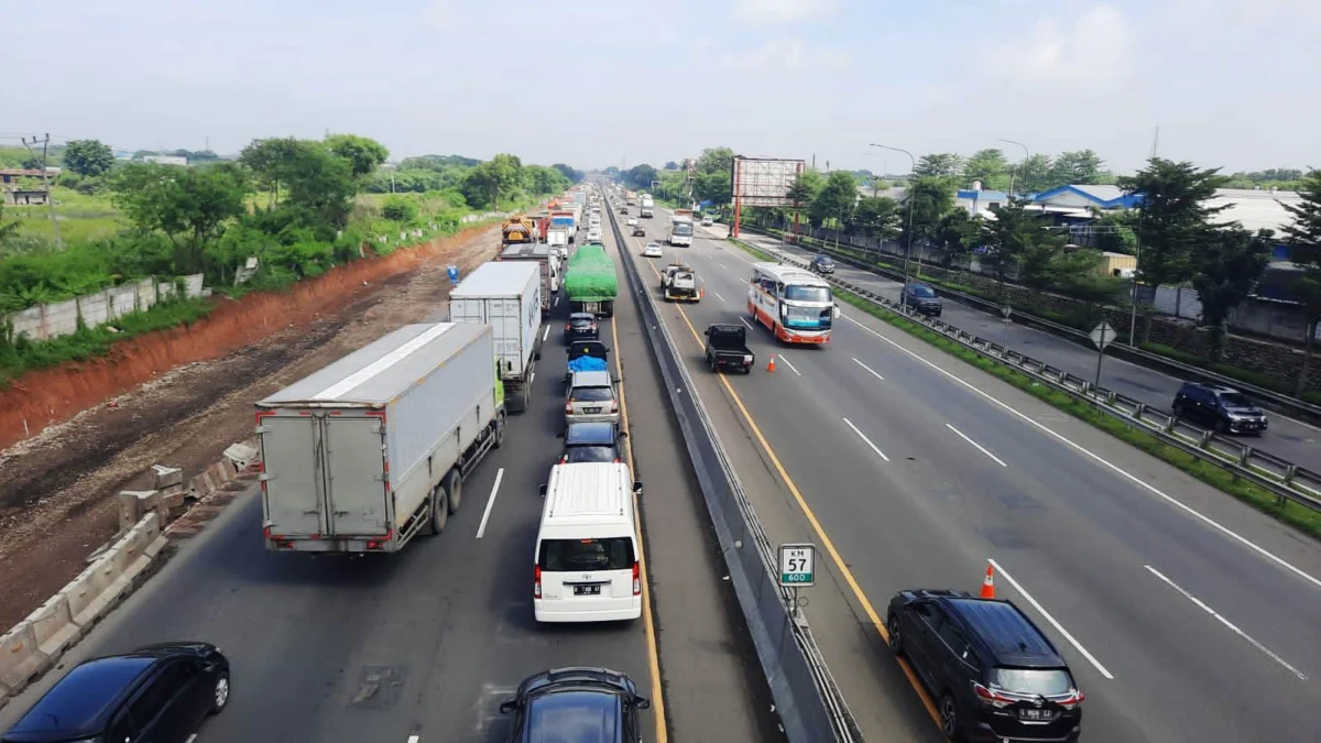 Tol Japek Arah Jakarta Macet Parah, Ternyata ini Penyebabnya