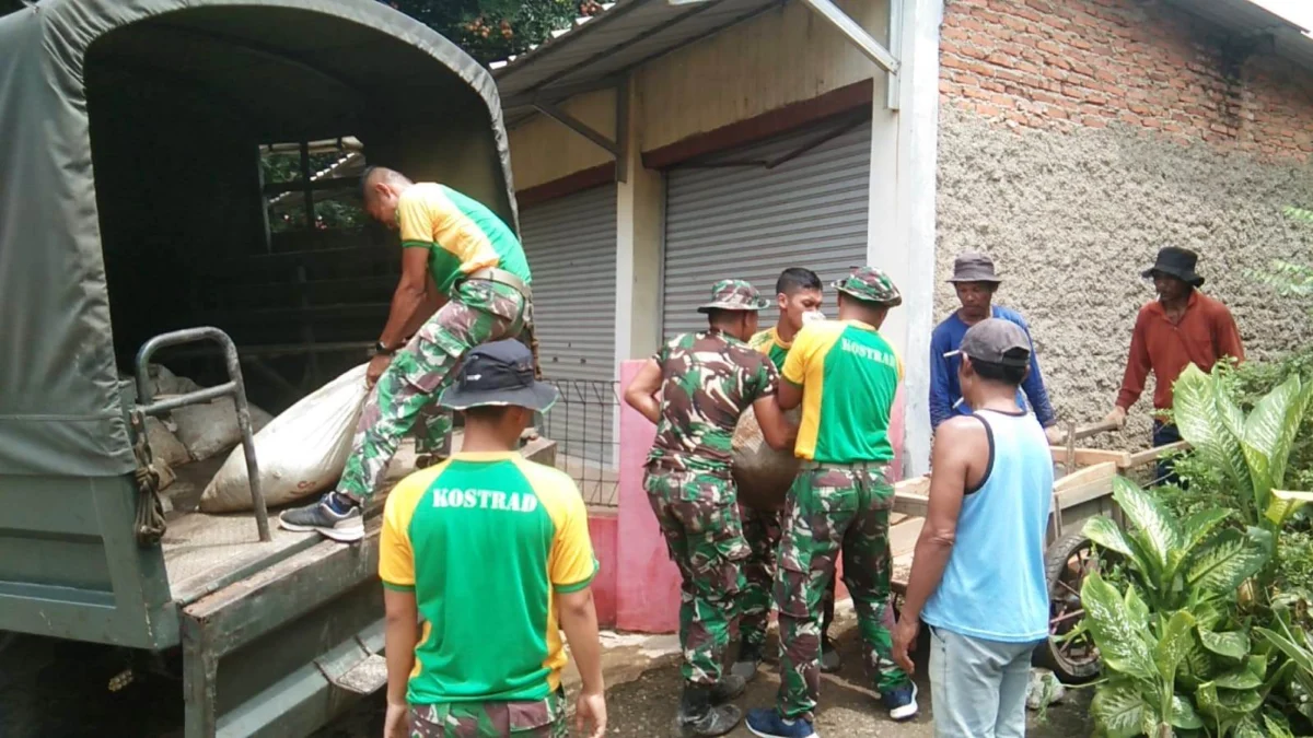 Resimen Armed Kostrad Renovasi Rumah Milik Istri Veteran di Purwakarta