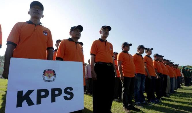 PEMILU: Petugas KPPS menjadi ujung tombak dalam setiap perhelatan pelaksanaan pesta demokrasi. Kinerja mereka tidak sebanding dengan honorarium yang diterimanya. JABAR EKSPRES