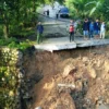 Jembatan Cibayongbong di Maniis Ambles, Warga Desa Sukamukti Terisolir