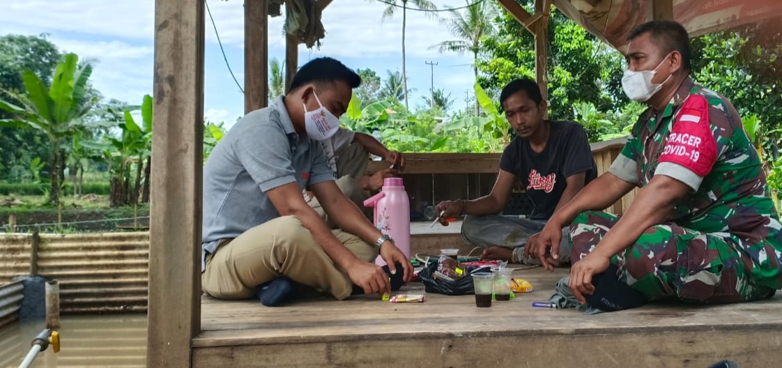 BINA WARGA: Babinsa Cipancur Pelda Kirman Somantri saat berdiskusi dengan warga membahas tentang budidaya ikan lele sebagai bagian dari ketahanan pangan. ADAM SUMARTO/PASUNDAN EKSPRES