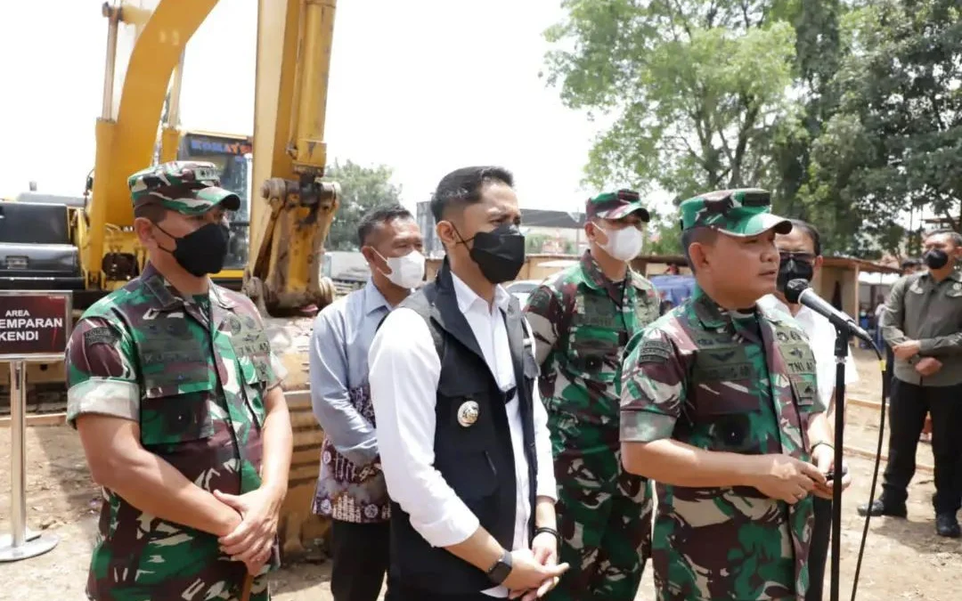 GROUNDBREAKING: Plt Bupati Bandung Barat, Hengki Kurniawan mendampingi Kepala Staf Anggkatan Darat Jendral TNI Dudung saat melaksanakan kegiatan peletakan batu pertama pada revitalisasi Alun-alun Cililin, Sabtu (19/3).