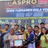 JAWARA: Tim Voli Sinar Jabar keluar sebagai jawara pada Open Turnamen Bola Voli GETR Cup 2022. ADAM SUMARTO/PASUNDAN EKSPRES