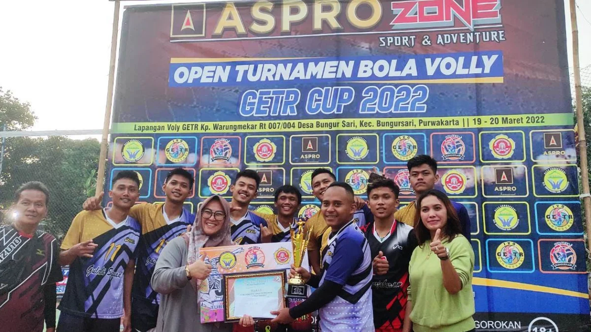 JAWARA: Tim Voli Sinar Jabar keluar sebagai jawara pada Open Turnamen Bola Voli GETR Cup 2022. ADAM SUMARTO/PASUNDAN EKSPRES