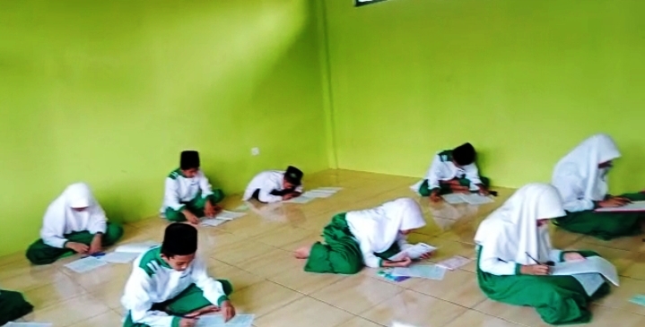 YUGO EROSPRI/PASUNDAN EKSPRES PENDIDIKAN: Proses pembelajaran di salah satu madrasah diniyah di Kabupaten Subang. FKDT meminta pemerintah gencar mensosialisasikan pentingnya pendidikan madrasah diniyah bagi anak-anak.