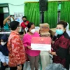 Kemensos bersama Anggota Komisi VIII DPR RI Salurkan Bansos di Berbagai Daerah