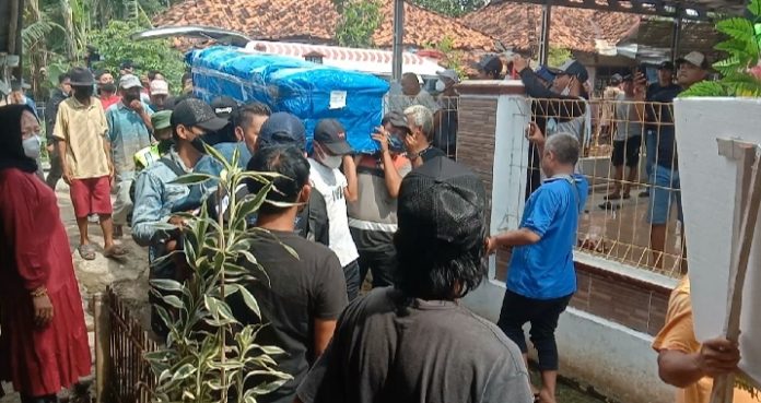 Isak Tangis Iringi Kedatangan Jenazah Ibo, Korban Pembantaian KKB Papua