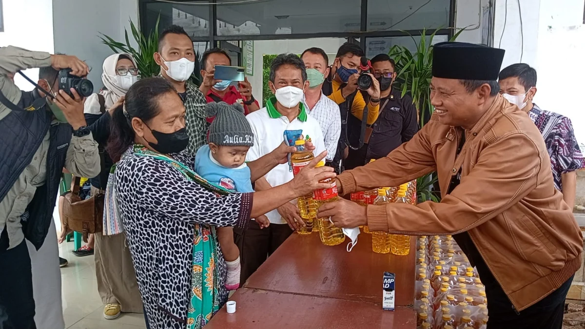 Wakil Gubernur Jabar Uu Ruzhanul Ulum Operasi Pasar Minyak Goreng di Pamanukan