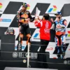 Hal-hal Populer saat MotoGP Mandalika versi Meta dan Data Crowd Tangle. (Foto: Presiden Jokowi menyerahkan tropi juara MotoGP Mandalika kepada Miguel Oliveira (Biro Kepresidenan)