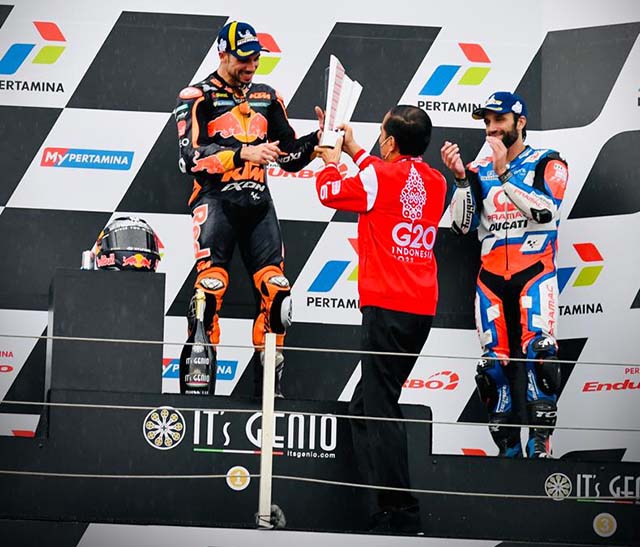 Hal-hal Populer saat MotoGP Mandalika versi Meta dan Data Crowd Tangle. (Foto: Presiden Jokowi menyerahkan tropi juara MotoGP Mandalika kepada Miguel Oliveira (Biro Kepresidenan)