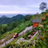 WISATA KULINER: Menikmati sensasi minum kopi di atas awan dengan nuansa pemandangan pegunungan di Saung Koffie Hideung Puncak Sempur Tegalwaru. AEP SAEPULLOH/PASUNDAN EKSPRES