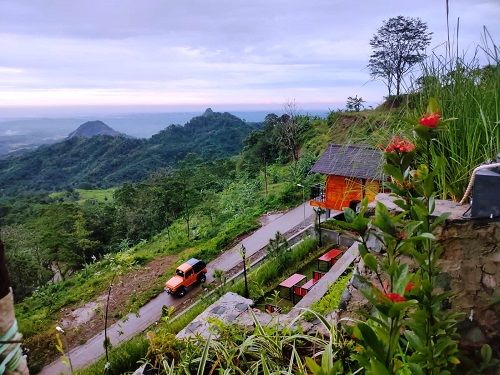 WISATA KULINER: Menikmati sensasi minum kopi di atas awan dengan nuansa pemandangan pegunungan di Saung Koffie Hideung Puncak Sempur Tegalwaru. AEP SAEPULLOH/PASUNDAN EKSPRES