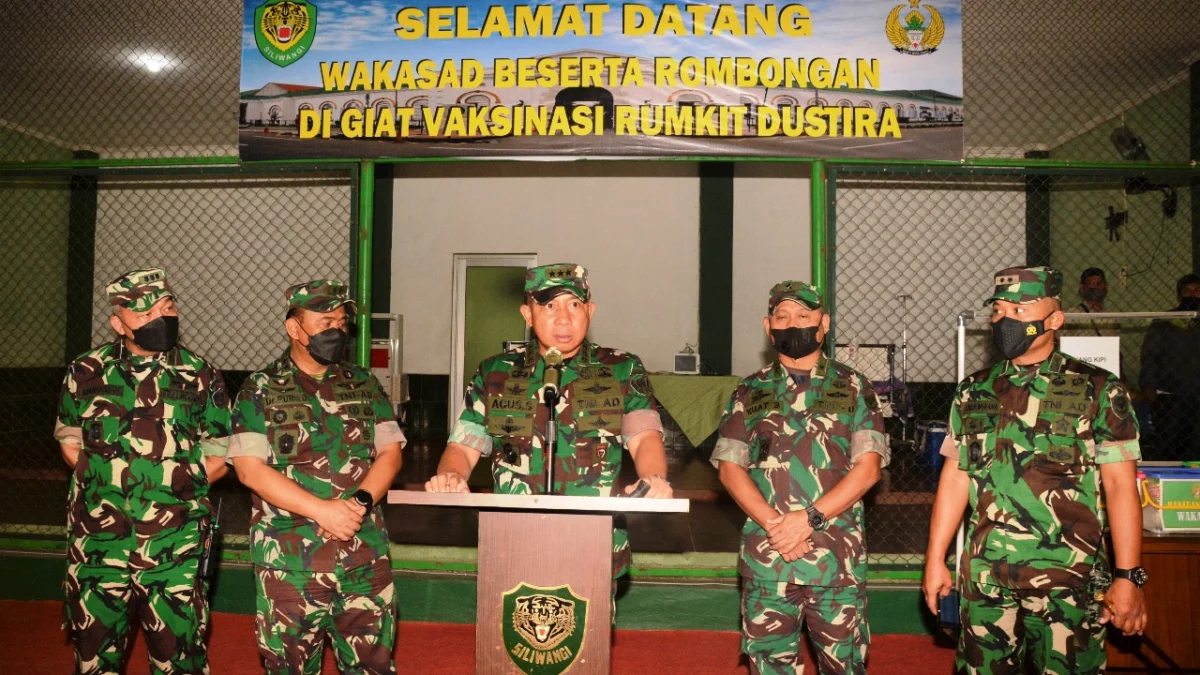 MENINJAU: Wakasad Letjen TNI Agus Subiyanto, saat meninjau pemberian vaksinasi Covid-19 terhadap siswa SD di RS Dustira Cimahi. PENDAM III SILIWANGI