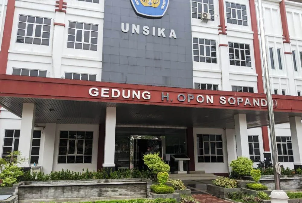 AEP SAEPULOH/PASUNDAN EKSPRES SEPI: Kampus Universitas Singaperbangsa Karawang nampak sepi aktifitasnya karena pembelajaran daring.