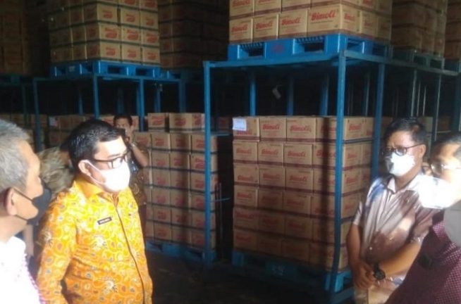 MENINJAU: TIM Satgas Pangan saat meninjau gudang produsen minyak goreng kemasan di Deli Serdang. JABAR EKSPRES