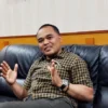 PANEN MELON: Pimpinan Pondok Pesantren Hidayatul Mubtadi'in, Ustaz Agus Aliyudin saat memanen melon hasil budidaya para santri. ADAM SUMARTO/PASUNDAN EKSPRES 