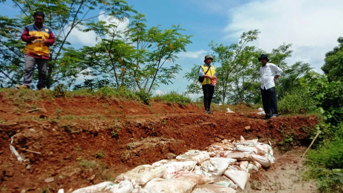 Tanggul Sungai Cipunagara Longsor Akan Segera Diperbaiki, BBWS Sudah Lakukan Survey