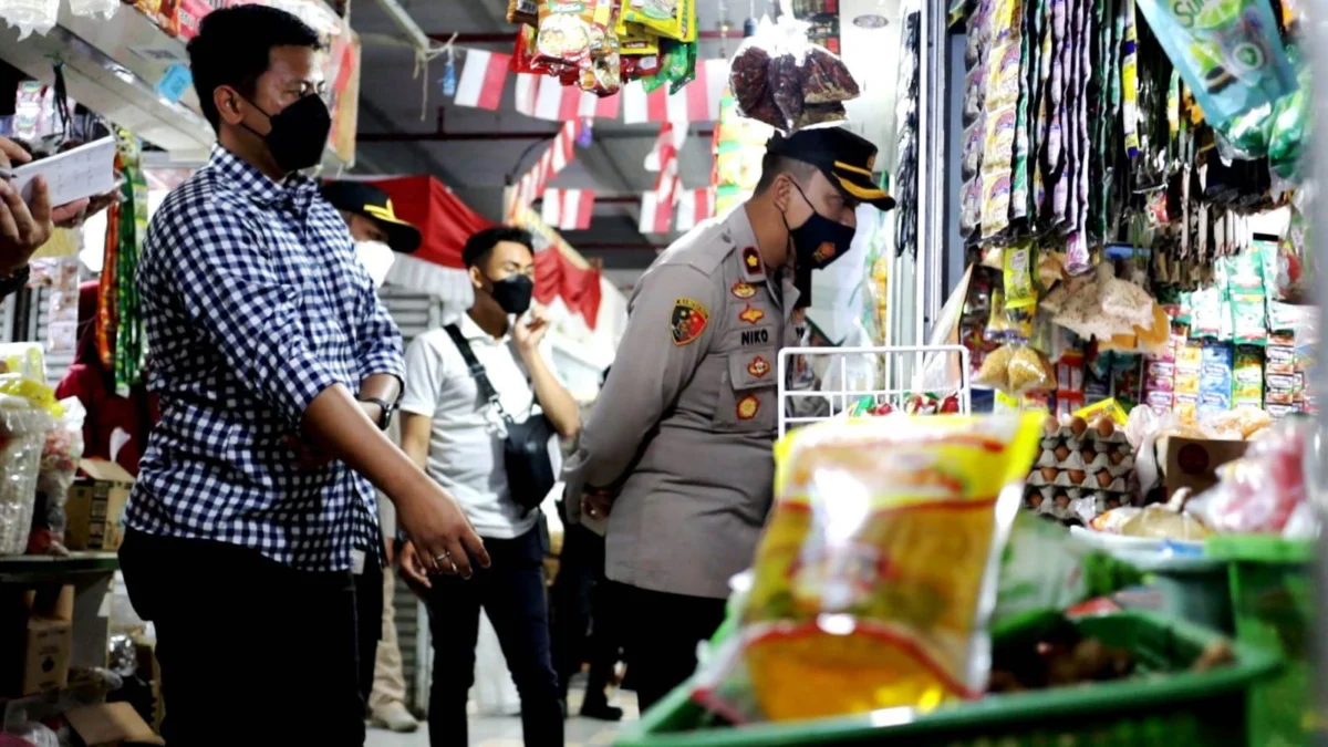 SIDAK PASAR: Wakapolres Cimahi Kompol Nico meninjau ketersediaan minyak goreng di sejumlah pasar Kota Cimahi. EKO SETIONO/PASUNDAN EKSPRES