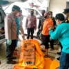 EVAKUASI: Petugas saat mengevakuasi jasad RP yang ditemukan tergantung di sebuah jembatan bambu di Kecamatan Kiarapedes, Kabupaten Purwakarta. ADAM SUMARTO/PASUNDAN EKSPRES 