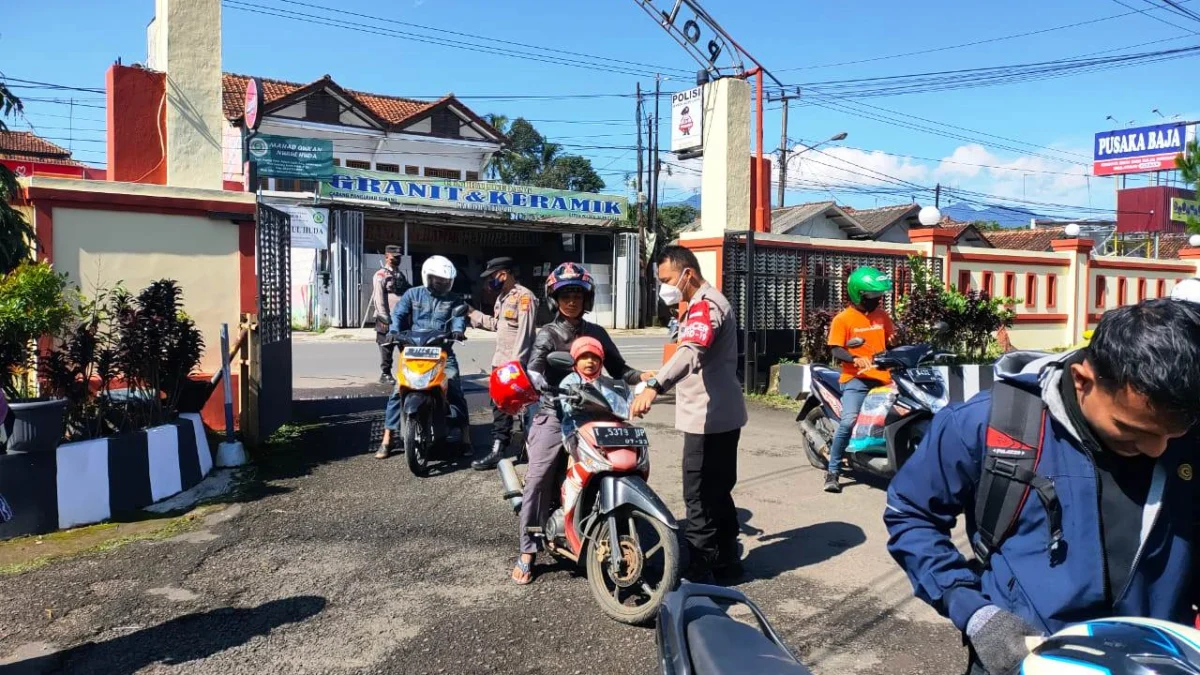 Operasi Lodaya Cegah Penyebaran Covid-19, Pengendara Diberi Vaksin dan Masker