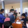 MENGANTRI: Sejumlah KPM saat mengantri penyaluran BPNT oleh Petugas PT. Pos Indonesia di Desa Pangsor Kecamatan Pagaden Barat, Kamis (5/2). DADAN RAMDAN/PASUNDAN EKSPRES