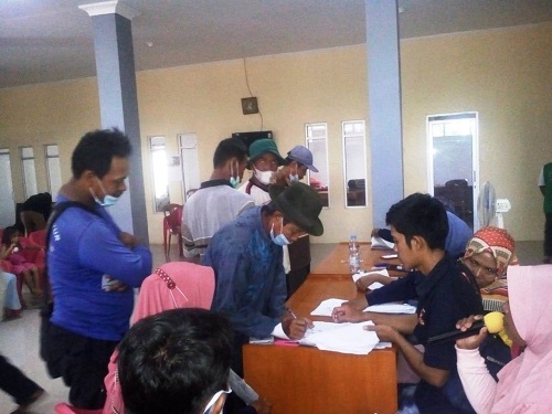 MENGANTRI: Sejumlah KPM saat mengantri penyaluran BPNT oleh Petugas PT. Pos Indonesia di Desa Pangsor Kecamatan Pagaden Barat, Kamis (5/2). DADAN RAMDAN/PASUNDAN EKSPRES