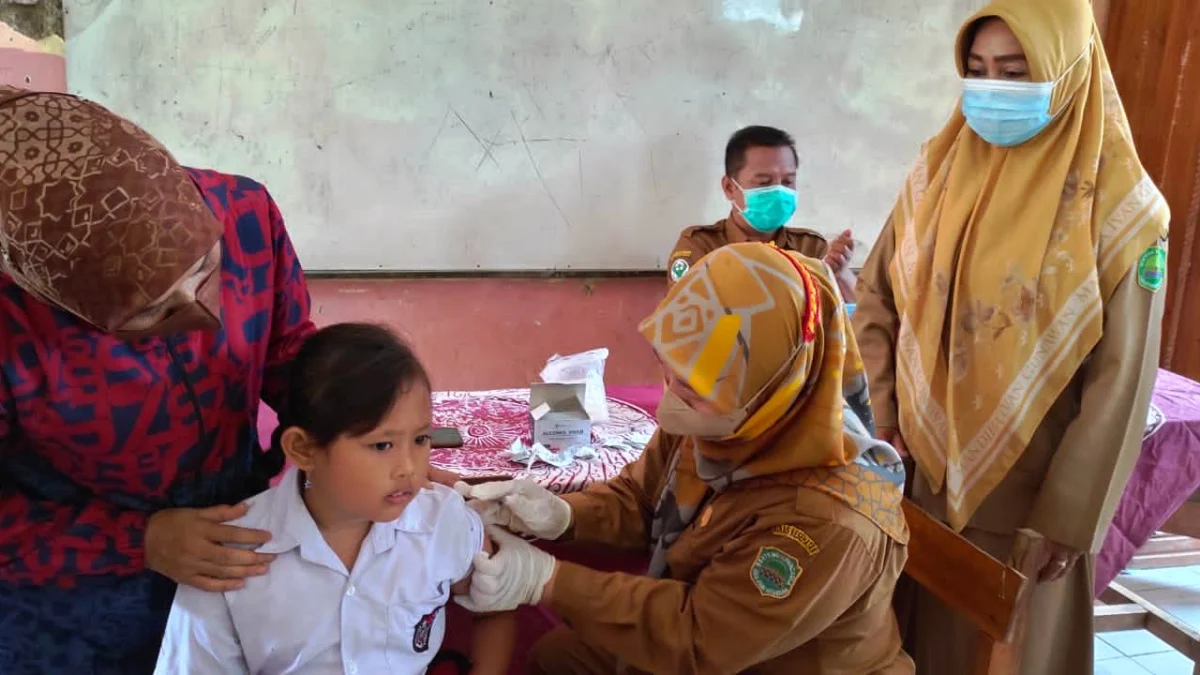 Orang Tua Sempat Menolak, Pelajar di Subang Antusias Ikuti Vaksinasi