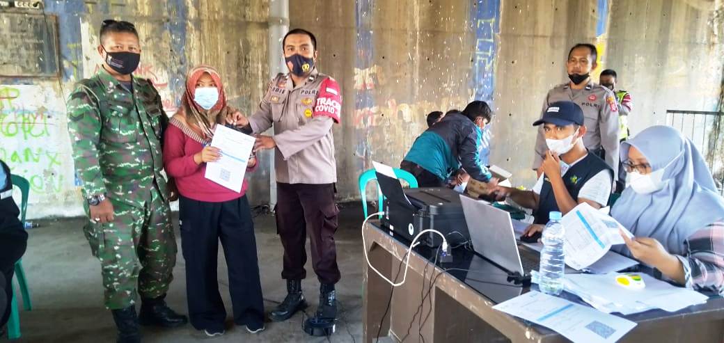 Polisi dan Tenaga Kesehatan di Subang Konsisten Gelar Vaksinasi