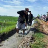 Padat Karya Tunai Bantu Ekonomi Masyarakat Desa Mundusari Kecamatan Pusakanagara