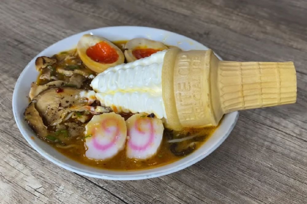 Ide Baru, Makan Ramen Pake Es Krim?