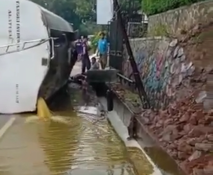 Mobil Tangki Pengangkut Minyak Goreng Kecelakaan, Warga Ramai-ramai Ambil Migor