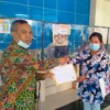 EDUKASI: Sekertaris Disdukcapil Kabupaten Subang, Ahmad Fauzi memberikan pemahaman kepada pemohon kependudukan sebelum pandemi level 3 terjadi. YUGO EROSPRI/PASUNDAN EKSPRES