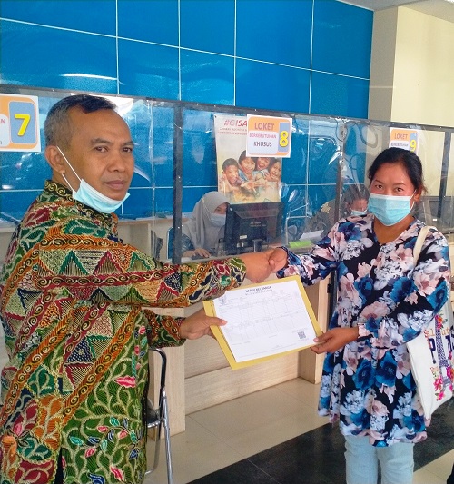 EDUKASI: Sekertaris Disdukcapil Kabupaten Subang, Ahmad Fauzi memberikan pemahaman kepada pemohon kependudukan sebelum pandemi level 3 terjadi. YUGO EROSPRI/PASUNDAN EKSPRES