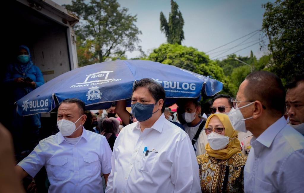 Menko Airlangga Tinjau Langsung Operasi Pasar yang Digelar di Pasar Alang-Alang