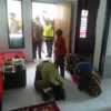 SUJUD SYUKUR: Haryana dan istri bersujud syukur atas pembangunan rumah baru yang selesai dibangun berkat bantuan dari Polres Cimahi. EKO SETIONO/PASUNDAN EKSPRES