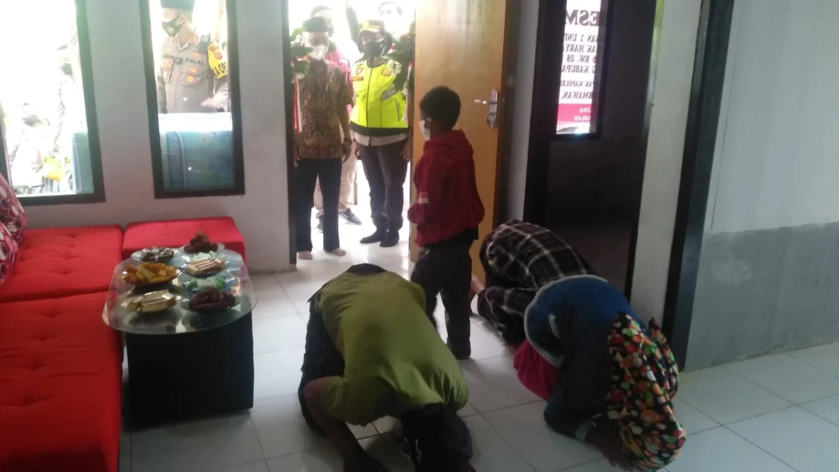 SUJUD SYUKUR: Haryana dan istri bersujud syukur atas pembangunan rumah baru yang selesai dibangun berkat bantuan dari Polres Cimahi. EKO SETIONO/PASUNDAN EKSPRES