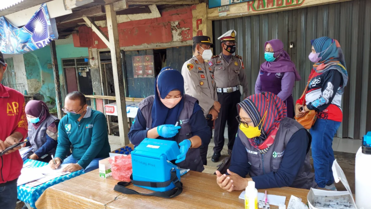 Muspika Pusakajaya Laksanakan Vaksinasi di Simpang Pusakanagara, Kapolsek: Tujuan Kita Mendekatkan Pelayanan Vaksin