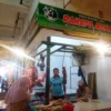 JUAL BELI: Salah satu toko daging sapi di Pasar Panorama Lembang yang menjual harga daging dikisaran Rp100.000-Rp120.000 per kilogram. EKO SETIONO/PASUNDAN EKSPRES