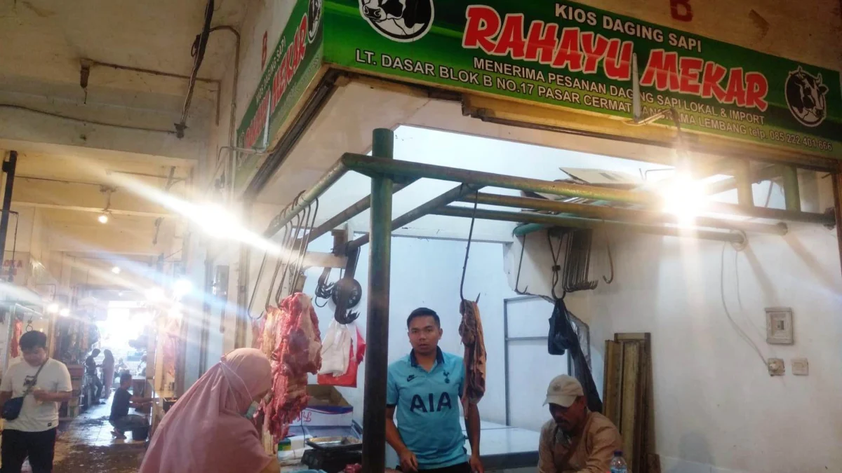 JUAL BELI: Salah satu toko daging sapi di Pasar Panorama Lembang yang menjual harga daging dikisaran Rp100.000-Rp120.000 per kilogram. EKO SETIONO/PASUNDAN EKSPRES