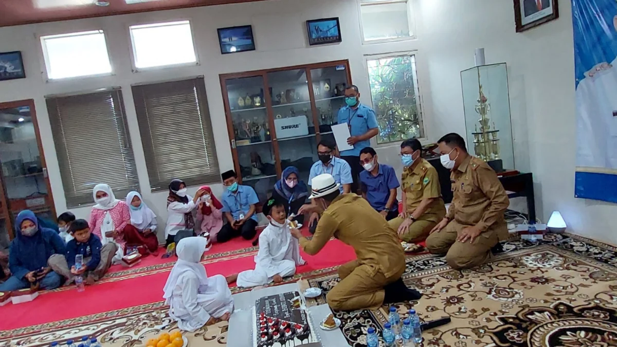 Suasana Haru di Perumda TRS: Anak Yatim pun Meneteskan Air Mata Mendengar Kisah Bupati Ruhimat