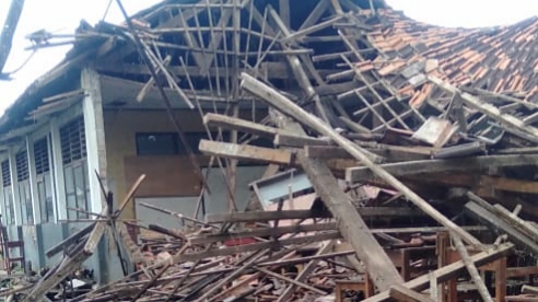 Lapuk Dimakan Usia, Gedung SDN Pasirmukti 1 Kecamatan Telagasari Ambruk