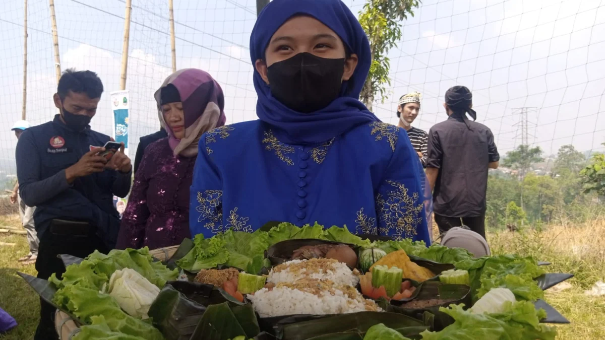 Ratusan Warga Santap Liwet Sepanjang 100 Meter pada Even Gebyar Desa